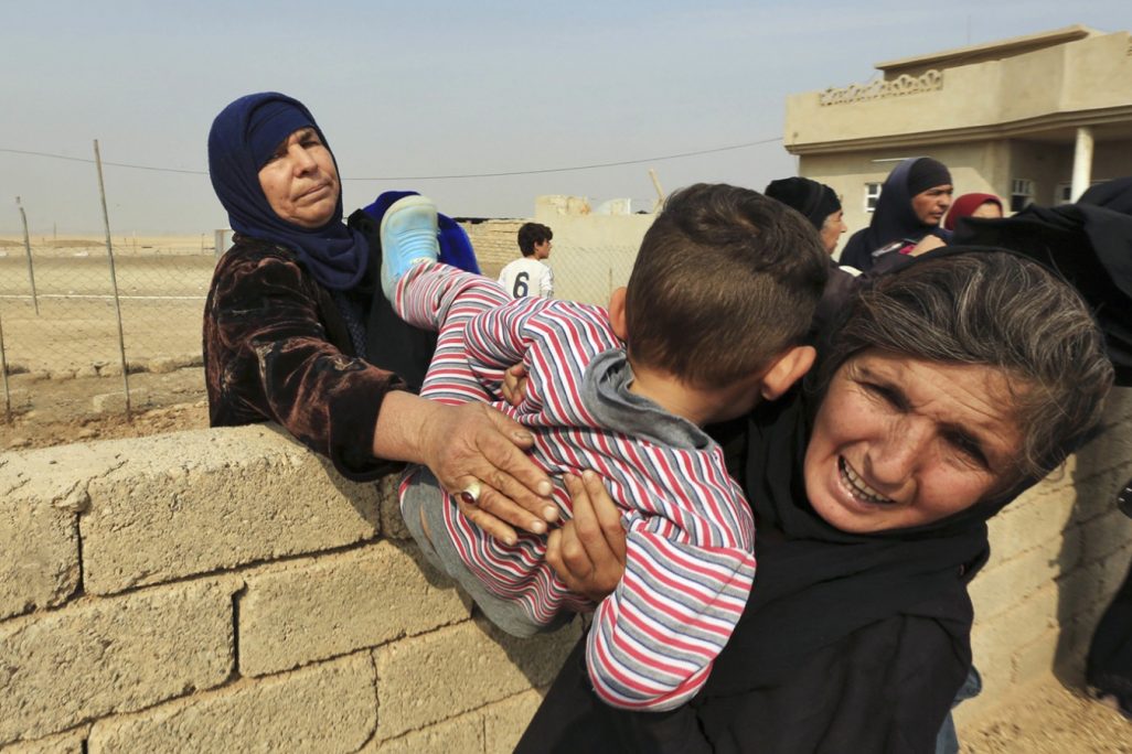 אזרחים עיראקים בורחים מבתיהם בכפר תוב זאווה, 9 קילומטרים מהעיר מוסול (צילום: AP)