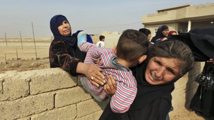 אזרחים עיראקים בורחים מבתיהם בכפר תוב זאווה, 9 קילומטרים מהעיר מוסול (צילום: AP)