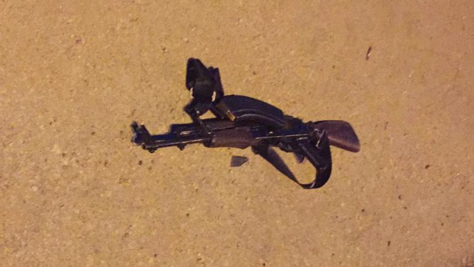 כלי הנשק של המחבל שתקף במחסום פוקוס סמוך לבית אל (צילום: דובר צה"ל)