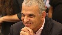 משה כחלון בוועדת הכספי במהלך 2016. כיסי המדינה תופחים, והשר יכול לקבל החלטות משמעותיות. (תמונה: דוברות הכנסת)