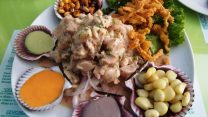 סביצ'ה (Ceviche) הוא מאכל המורכב מדגים נאים המושרים במיץ לימון עם בצלים חתוכים. הסביצ'ה הוא המאכל הלאומי של פרו, אך נפוץ גם בשאר מטבחי דרום אמריקה (צילום: Thomas S. / flickr).