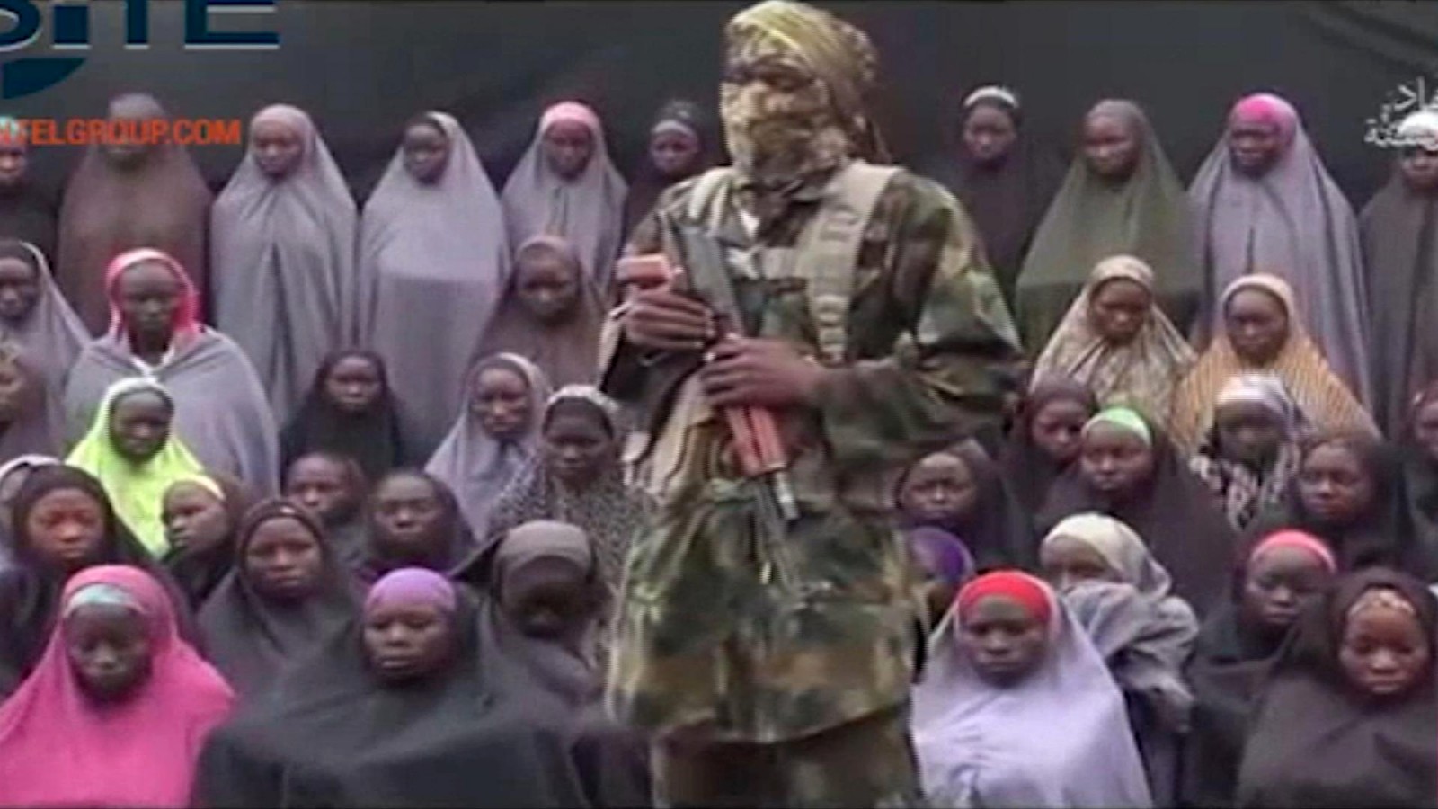 צילום מתוך סרטון ששוחרר באוגוסט 2016, בו נראה חייל בוקו חראמם על רקע נערות שלכאורה חלק מקבוצה של 276 נערות צ'יבוק המוחזקות מאז אפריל 2014 בשבי בוקו חראם (צילום: סוכנות AP).