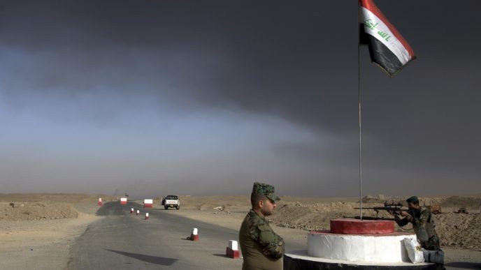 חיילי צבא עיראק במוצב ליד מוסול (צילום: סוכנות AP).