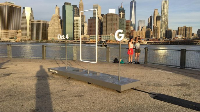 פסל של גוגל שהוצב בניו יורק (קרדיט צילום: reddit r/Android)