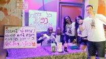 חברים של רחל טקלה בגיוס תרומות לטובת הטסתה לארץ (תמונה באדיבות שחר בלוקה)