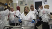 נשים בדואיות עובדות בחברת קייטרינג. למצולמות אין קשר לכתבה. (צילום: פלאש 90)