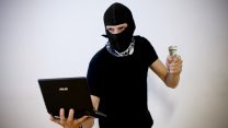 גניבה דרך המחשב (אילוסטרציה: Hacker Stock Photo ו-Images Money / flicker. גרפיקה: דבר ראשון).