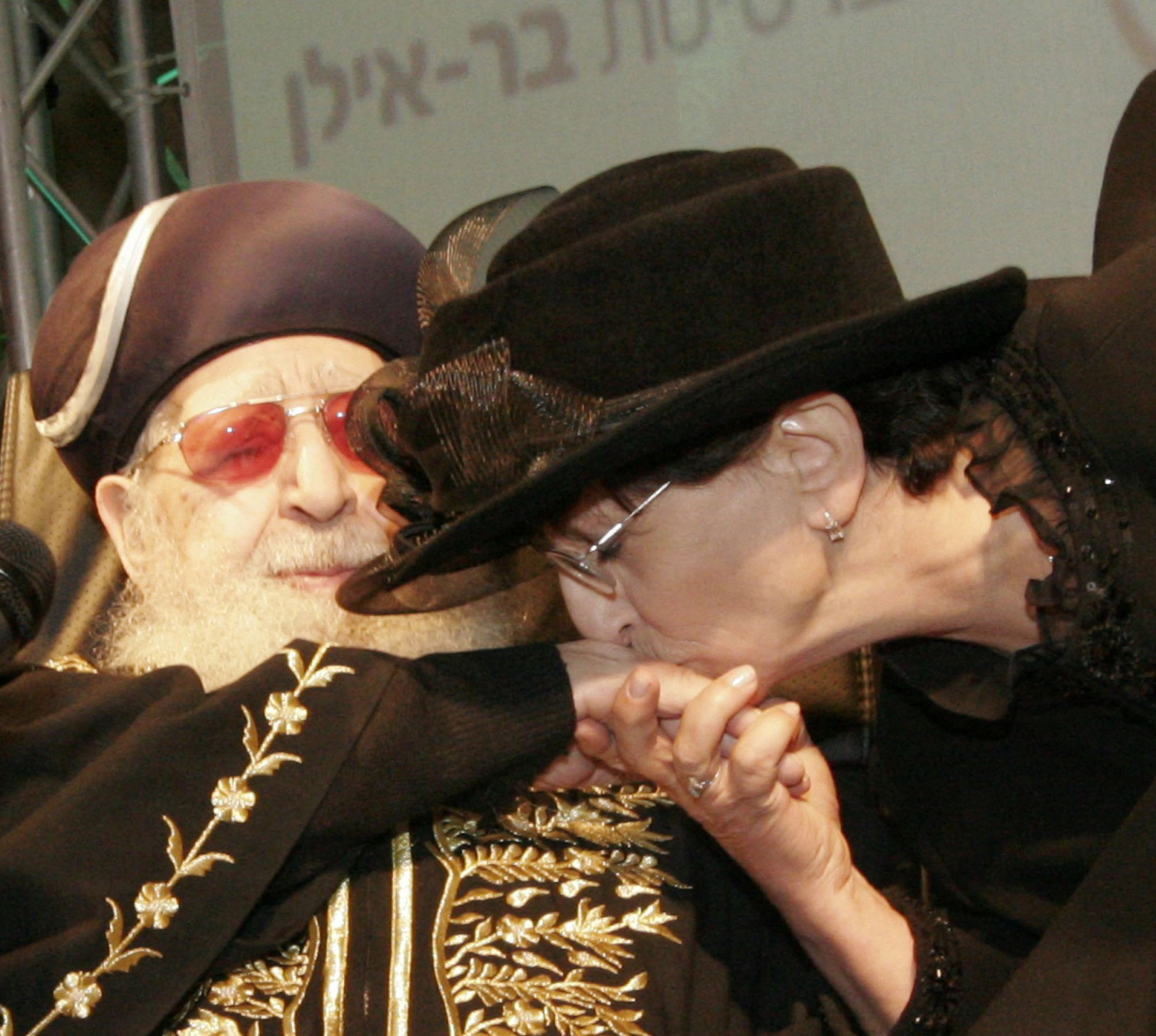 הרב עובדיה יוסף, וביתו הרבנית עדינה בר שלום (צילום: אורן נחשון / פלאש 90).
