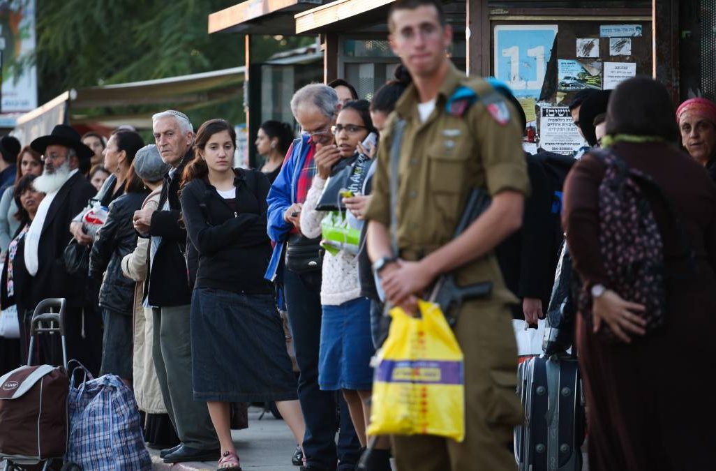 ישראלים מחכים לאוטובוס בירושלים. למצולמים אין קשר לכתבה. (צילום: הדס פרוש, פלאש 90)