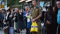 ישראלים מחכים לאוטובוס בירושלים. למצולמים אין קשר לכתבה. (צילום: הדס פרוש, פלאש 90)