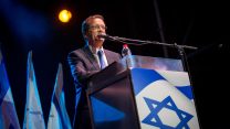 ח"כ יצחק הרצוג נואם בעצרת אמש (צילום: מרים אלסטר \ פלאש 90)