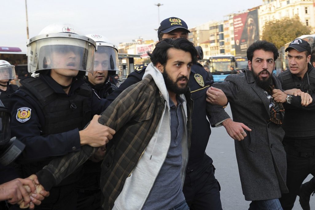 מעצר מפגינים כורדים באיסטנבול במחאה על מעצרם של מנהיגי "מפלגת העמים הדמוקרטית" (צילום: AP)
