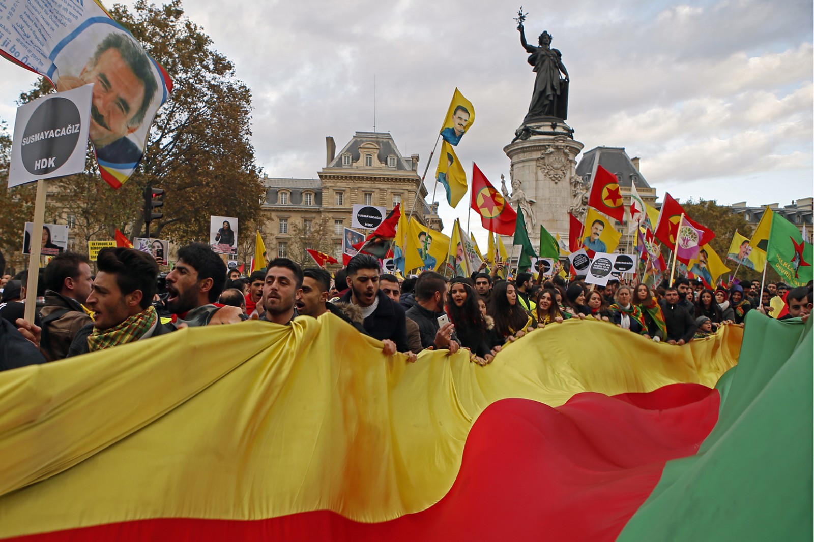 מפגינים כורדים בצרפת כנגד מעצר מנהיגי מפלגת העמים הדמוקרטית בטורקיה  (צילום: AP)