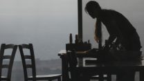 מלצרית במסעדה (צילום אילוסטרציה: נתי שוחט  פלאש 90)