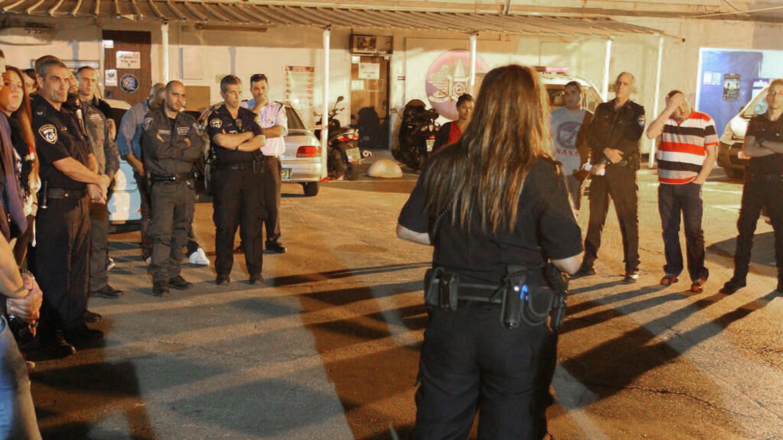 פשיטת משטרה על מתחמי זנות במתחם הבורסה בר&quot;ג (צילום: דוברות המשטרה).