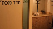 פשיטת משטרה על מתחמי זנות במתחם הבורסה בר"ג (צילום: דוברות המשטרה).