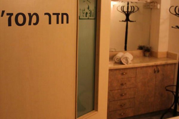 פשיטת משטרה על מתחמי זנות במתחם הבורסה בר"ג (צילום: דוברות המשטרה).