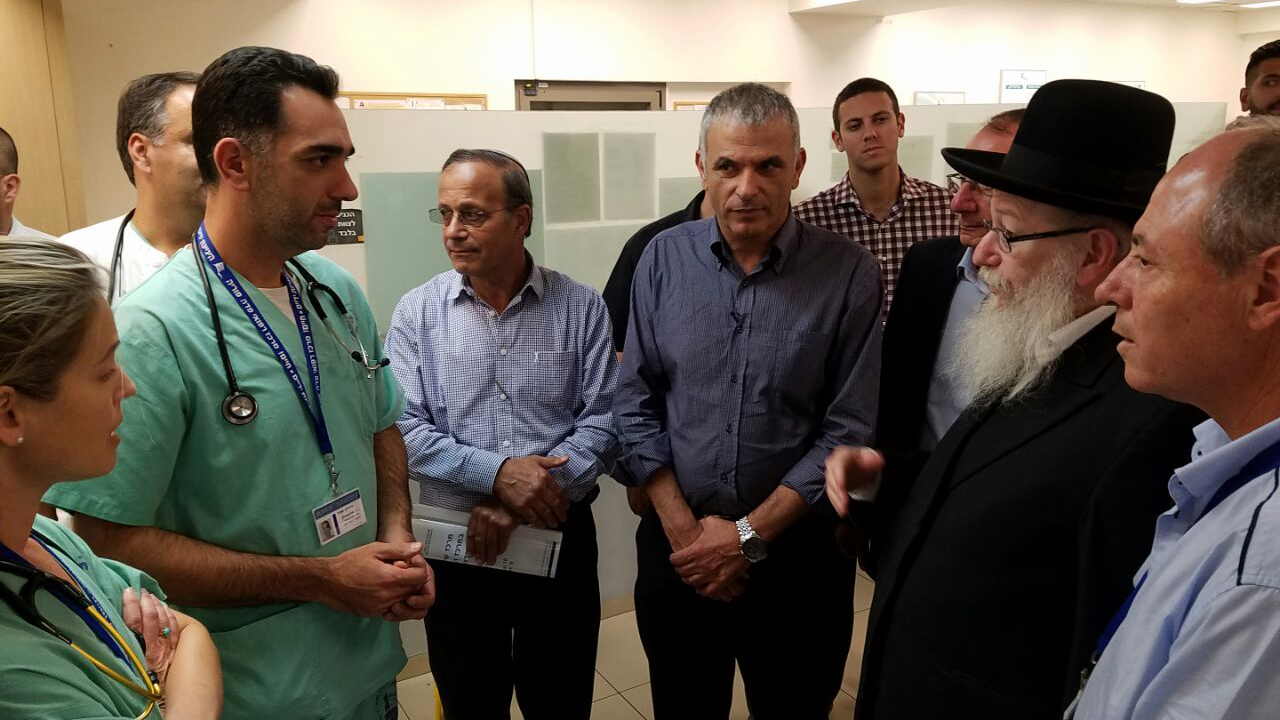 שר האוצר ושר הבריאות בסיור משותף שנערך בבית חולים פוריה. ארכיון (צילום: דוברות מש' הבריאות)