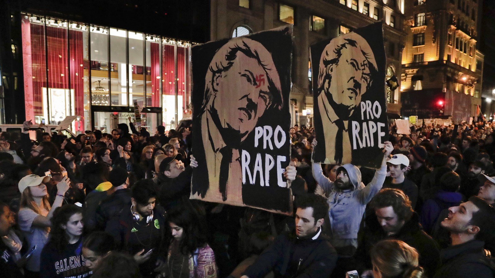 הפגנה נגד הנשיא הנבחר דונלד טראמפ בניו יורק (צילום: סוכנות AP).
