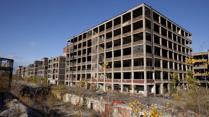 מפעל רכב נטוש בדטרויט, מישיגן (צילום: Albert duce, ויקימדיה קומונס).