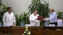 צוות המשא ומתן על הסכם השלום המתוקן בקולומביה.(צילום: AP)