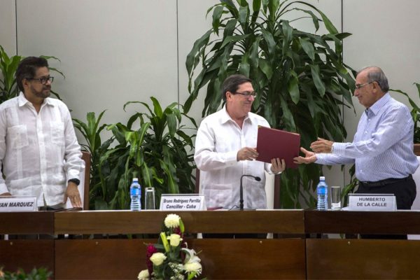 צוות המשא ומתן על הסכם השלום המתוקן בקולומביה.(צילום: AP)