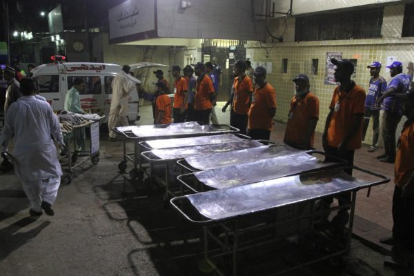 צוותי חירום ממתינים מחוץ לבית חולים בפקיסטן להגעת נפגעים מפיגוע במסגד סופי (צילום: AP)