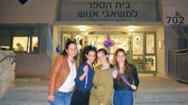 מש"קית הת"ש יובל בן אליהו ואחיותיה ניצן ועמית עם אמן ויקי (צילום: דובר צה"ל).