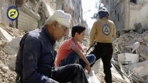 תושבים יושבים בהריסות בחלב לאחר המתקפה (צילום:AP)