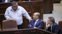 חברי הכנסת גלעד ארדן, נפתלי בנט ודוד ביטן בעת הדיון על חוק ההסדרה בכנסת (צילום: יונתן זינדל / פלאש 90).
