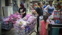 קניות בסופרמרקט, למצולמים אין קשר לכתבה (צילום: הדס פרוש / פלאש 90).