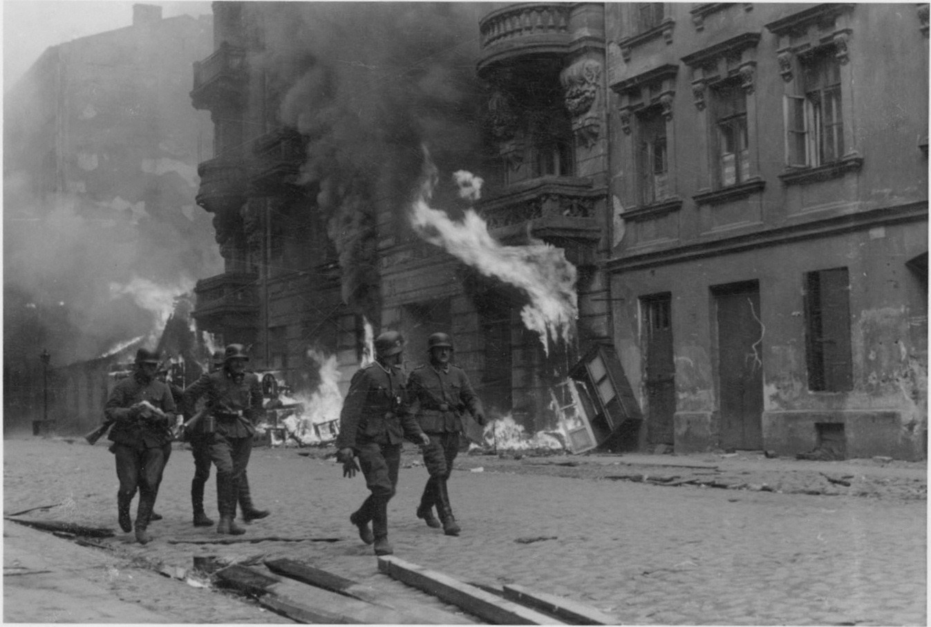קציני אס-אס ברחובות גטו ורשה באפריל 1943. הנאצים החלו את חיסול הגטו ב-19 אפריל 1943 והופתעו מכך ש-70,000 שרידי הגטו מרדו, בהובלת תנועות הנוער הציוניות. צילום היסטורי, צלם לא ידוע