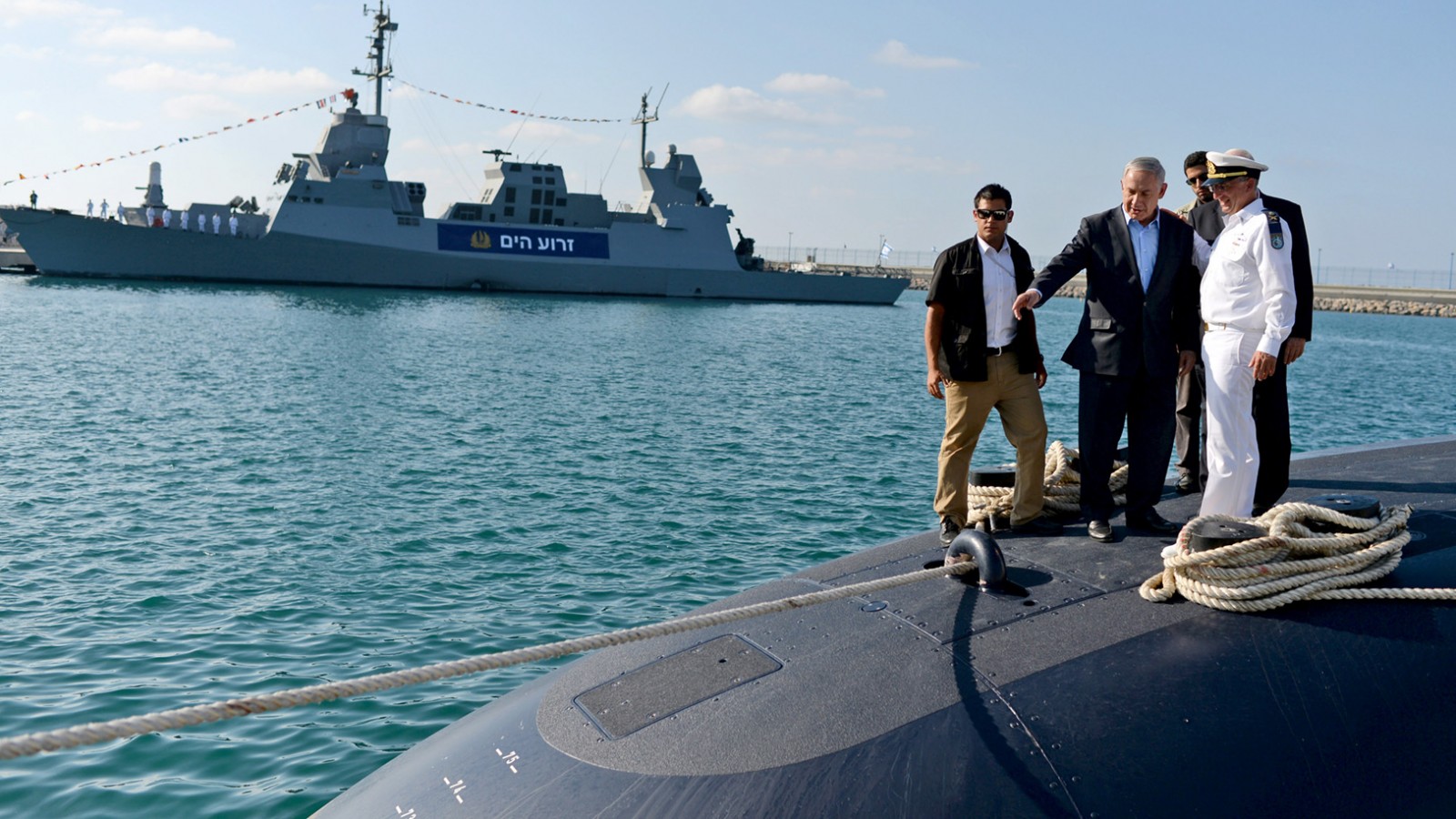 נתניהו מבקר על סיפון הצוללת החדשה אח&quot;י תנין, ספטמבר 2014 (צילום: קובי גדעון לע&quot;מ)