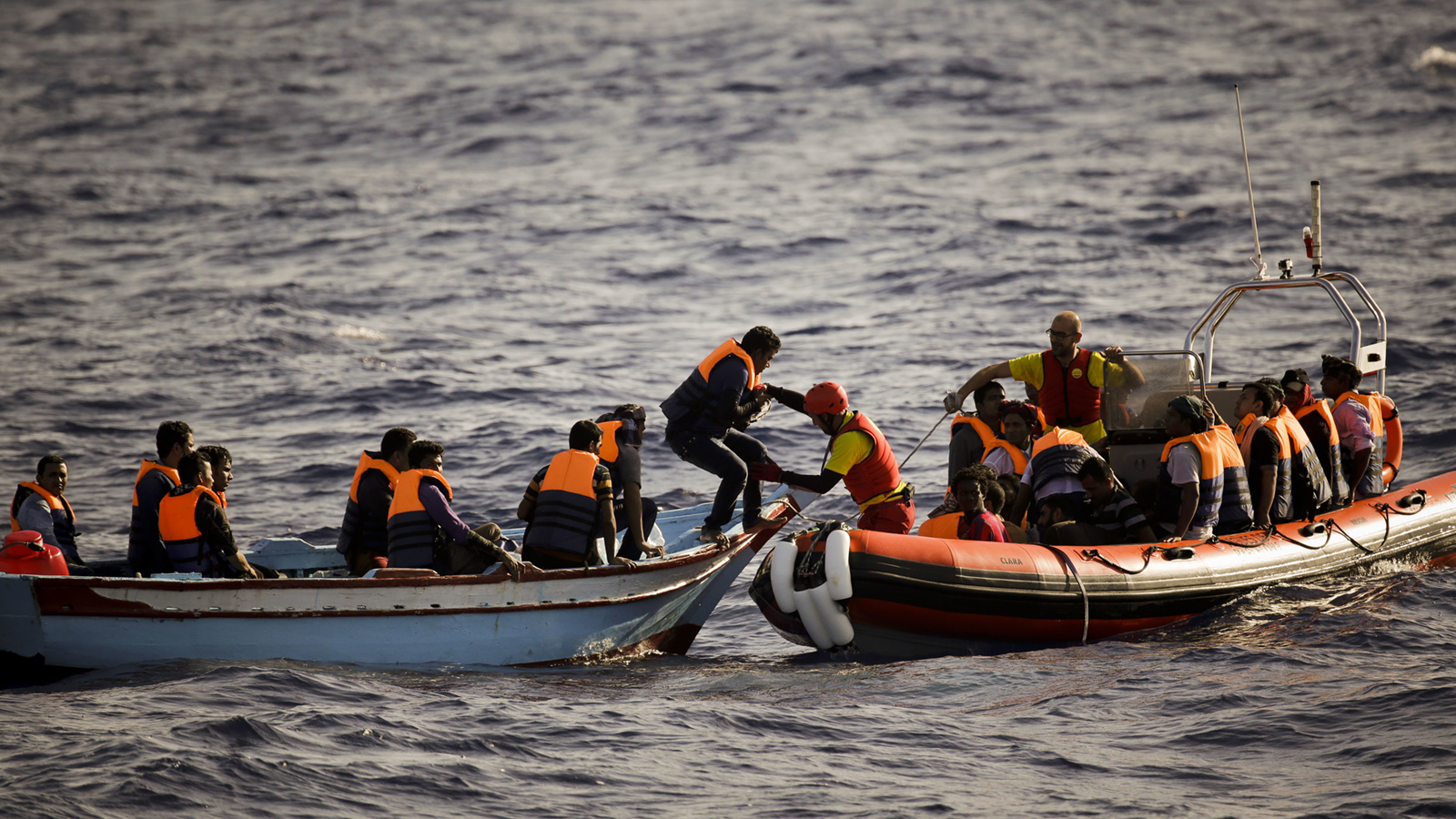 כוחות הצלה ספרדים מחלצים פליטים לובים מסירת הצלה לאחר שסירתם טבעה בדרכה לחופי איטליה, אוגוסט 2016, לפחות שלושה אנשים מתו בתקרית (צילום: AP)