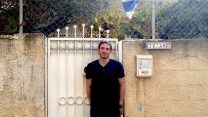 בן אביטל, בפתח הבית בו נולד וממנו פונה. "העובדה היא שאבא שלי חי שם ואני נולדתי שם. עשרות שנים לא נקטו שום פעולה נגדנו, הם גוף ציבורי. אבא שלי היה אמור לקבל דיור מוגן ואני אמור לקבל בן ממשיך". (צילום: דבר ראשון).