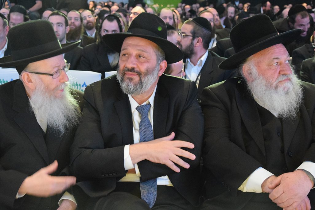 אריה דרעי (במרכז) ויעקב ליצמן (משמאל), נובמבר 2016. "מה לעשות שחלקו הגדול של העם לא דומה לדרעי וליצמן?" (צילום: דבר).