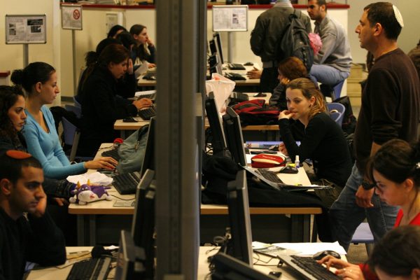 סטודנטים. למצולמים אין קשר לכתבה (צילום: מיכל פתאל \ פלאש 90)