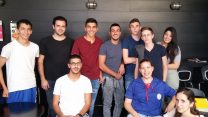 הנערים עובדי "מגה סרוויס" ונציגות הסתדרות הנוער העובד והלומד (תמונה באדיבות הסתדרות הנוער העובד והלומד)
