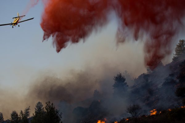 מטוס מכבה שריפה שפרצה ביער ליד שמורת הטבע נטף (צילום: יונתן זינדל / פלאש90).