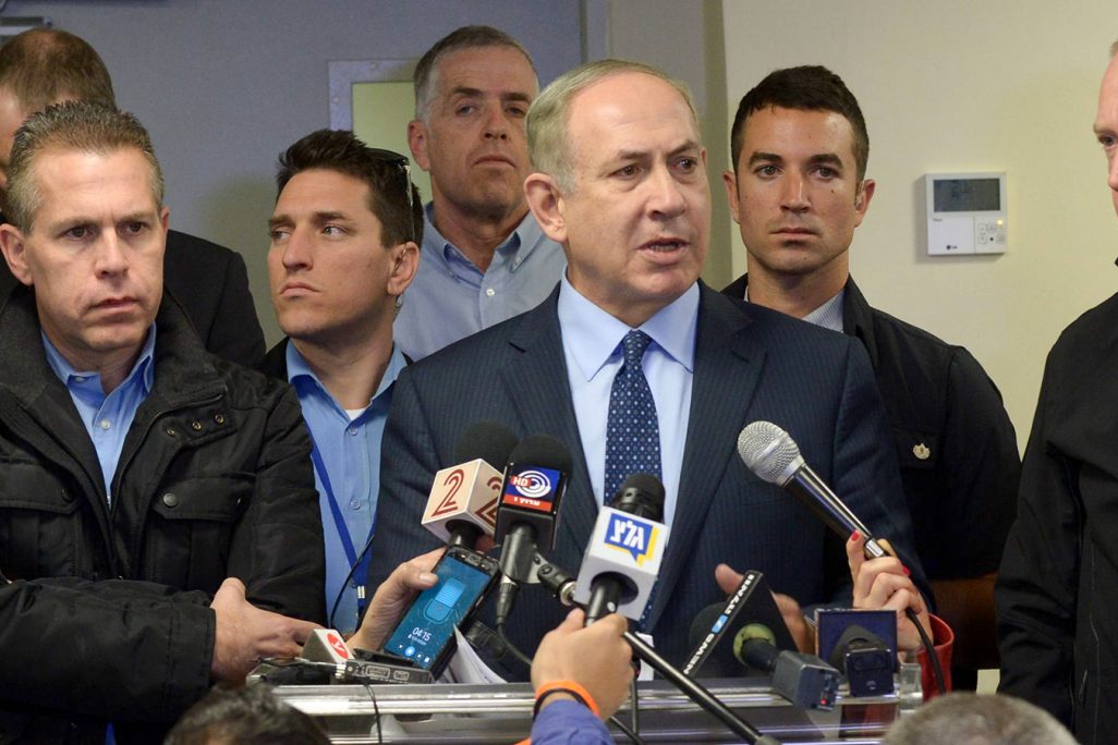 ראש הממשלה בניימין נתניהו במסיבת עיתונאים בחיפה בזמן מאמצי הכיבוי (צילום: עמוס בן גרשום / לע״מ).