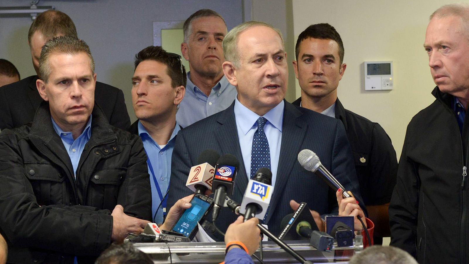 ראש הממשלה בניימין נתניהו במסיבת עיתונאים בחיפה בזמן מאמצי הכיבוי (צילום: עמוס בן גרשום / לע״מ).