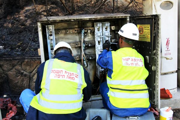 עובדי חברת החשמל בתיקון נזקי השריפה בחיפה (קרדיט: יוסי וייס, חברת החשמל).