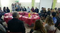 עם הצוות החינוכי של בתי-הספר 'רוממה' ו'יבניאלי' - סיור נפתלי בנט (צילום: דבר ראשון)