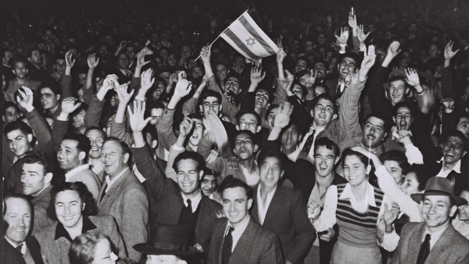 המונים צוהלים ברחובות לאחר הכרזת האו"ם בכ"ט בנובמבר 1947 (צילום: פין הנס, מתוך אוסף התצלומים הלאומי)