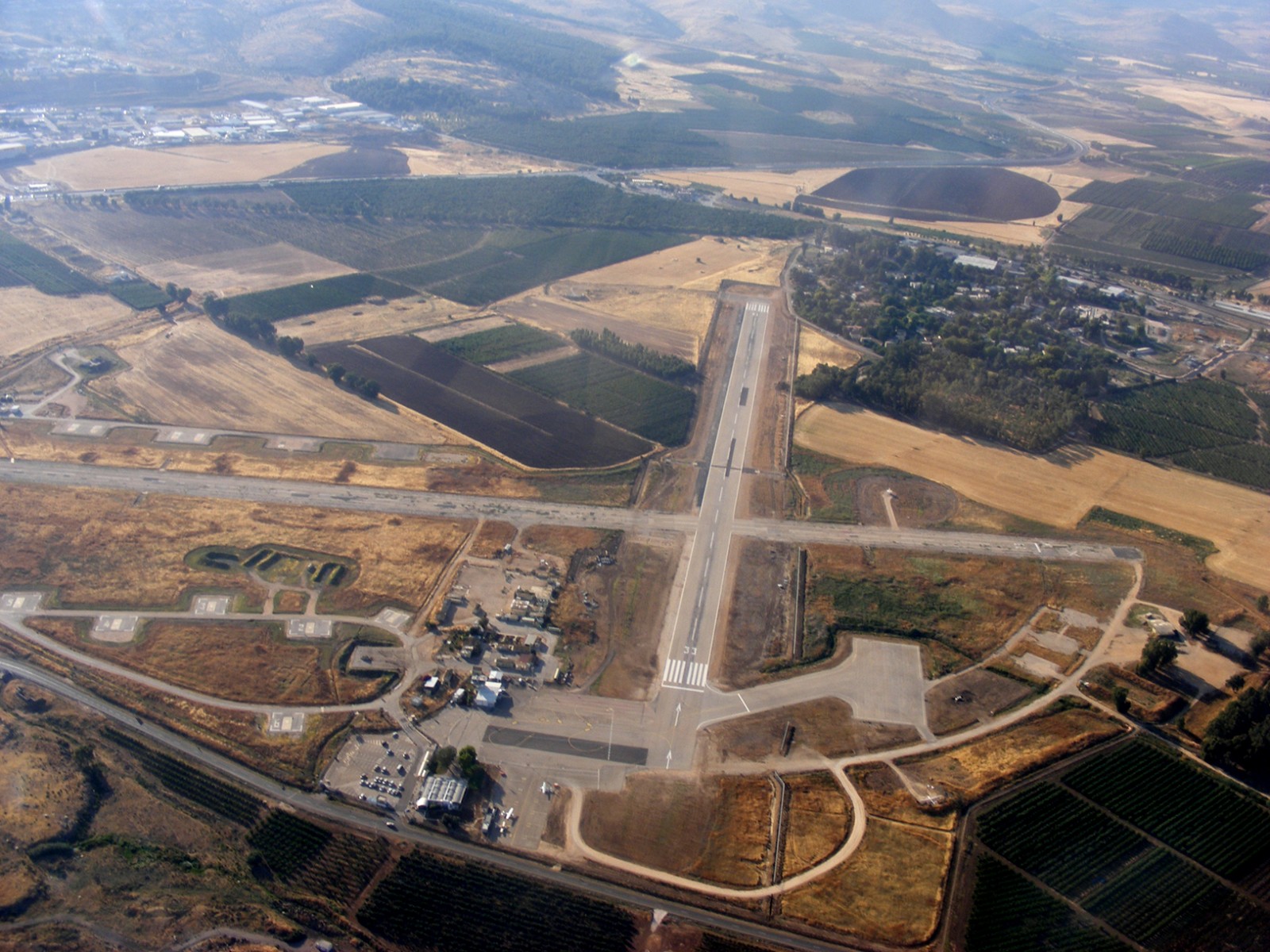 שדה התעופה מחניים (צילום: YM, מתוך ויקימדיה)