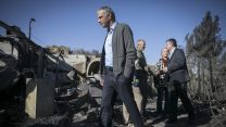 השר כחלון מסייר בחיפה לאחר השריפה (צילום: יונתן זינדל / פלאש 90).