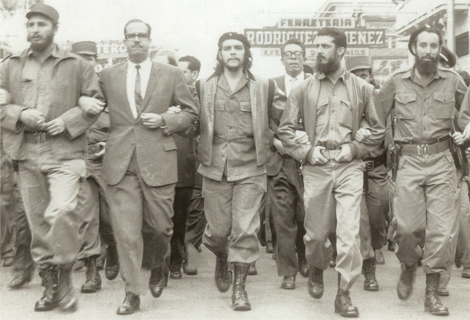 קסטרו (משמאל) וצ'ה גווארה (במרכז) בצעדת לה קוברה, מרץ 1960 (צילום: Museo Che Guevara)