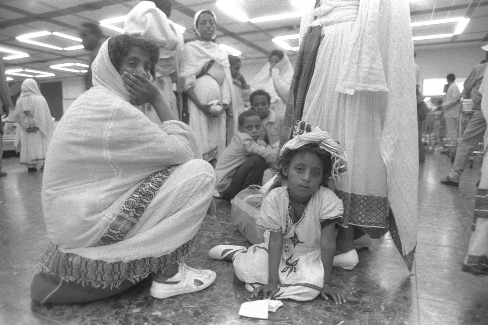 עולים מאתיופיה בהגיעם לנמל התעופה בן-גוריון. מבצע שלמה, 1990 (צילום: נתן אלפרט / לע״מ).