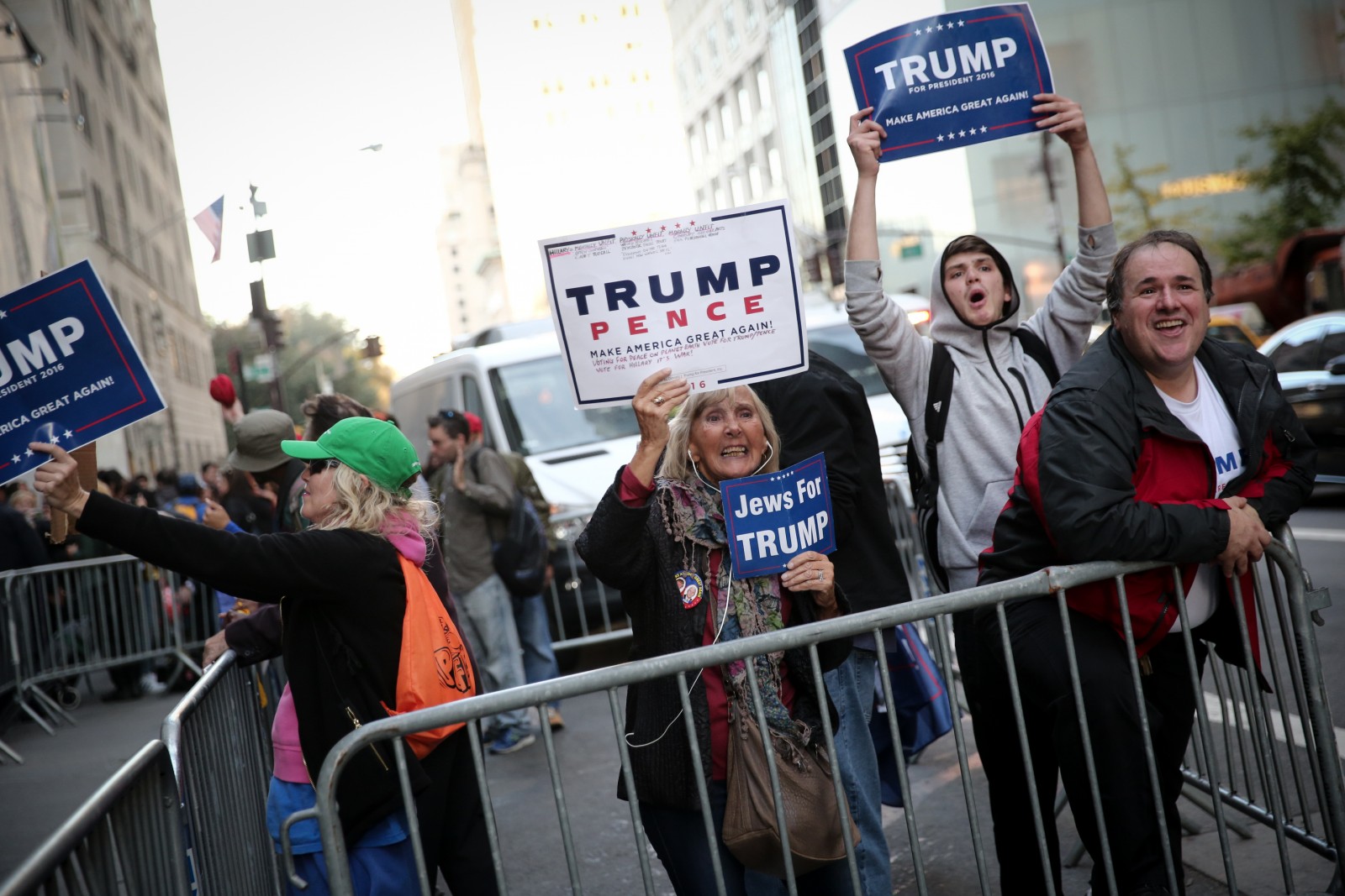 מצביעי טראמפ מביעים את תמיכתם מחוץ לבניין טראמפ בניו-יורק. צילום: נעם רבקין פנטון, פלאש90