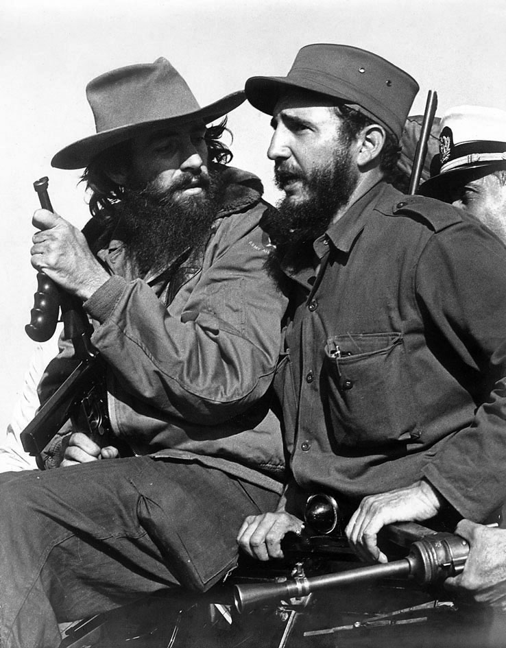 מימין: קסטרו וקמילו סיינפואגוס, ממנהיגי המהפכה הקובנית (צילום: Luis Korda)